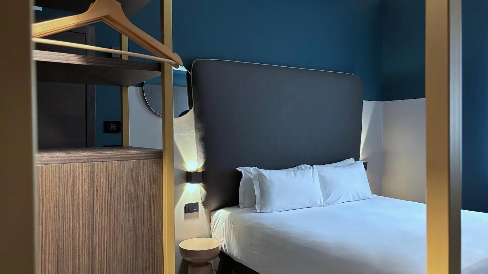 Av Hotel Milano 2*, Milan